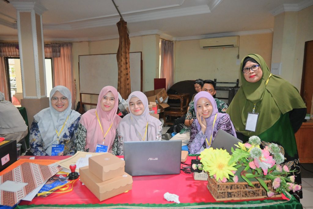 Tim Panitia saat ceria bertugas.