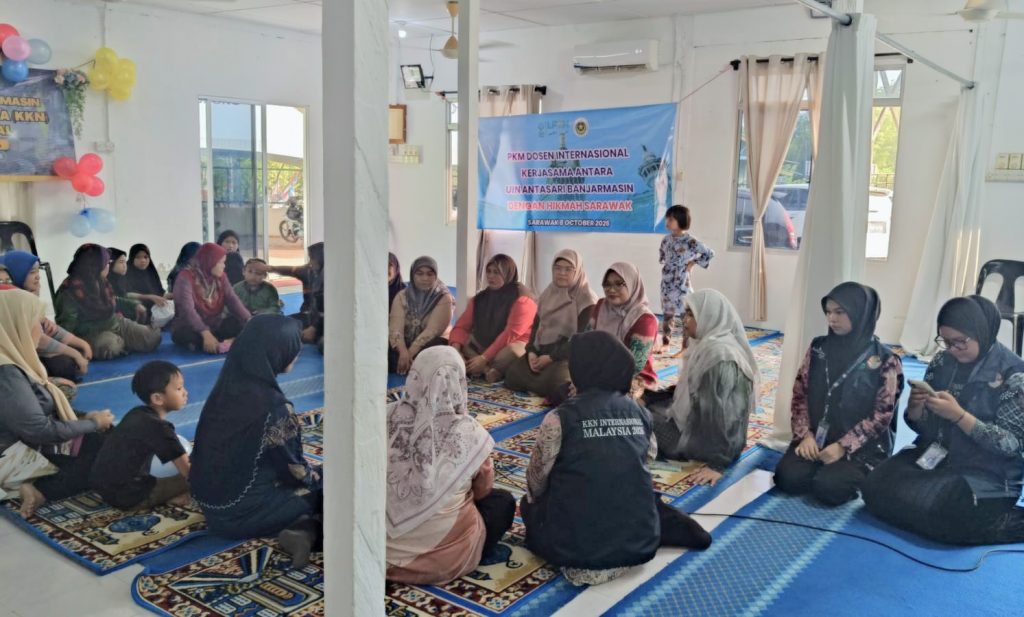 Tim PkM Dosen Internasional dan mahasiswa saat membaur bersama masyarakat.