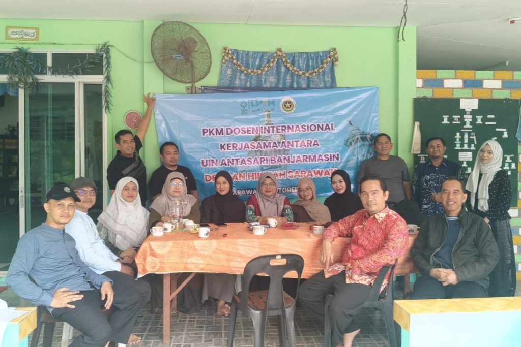 Tim PkM Dosen Internasional saat berfoto bersama Mahasiswa KKN Internasional.