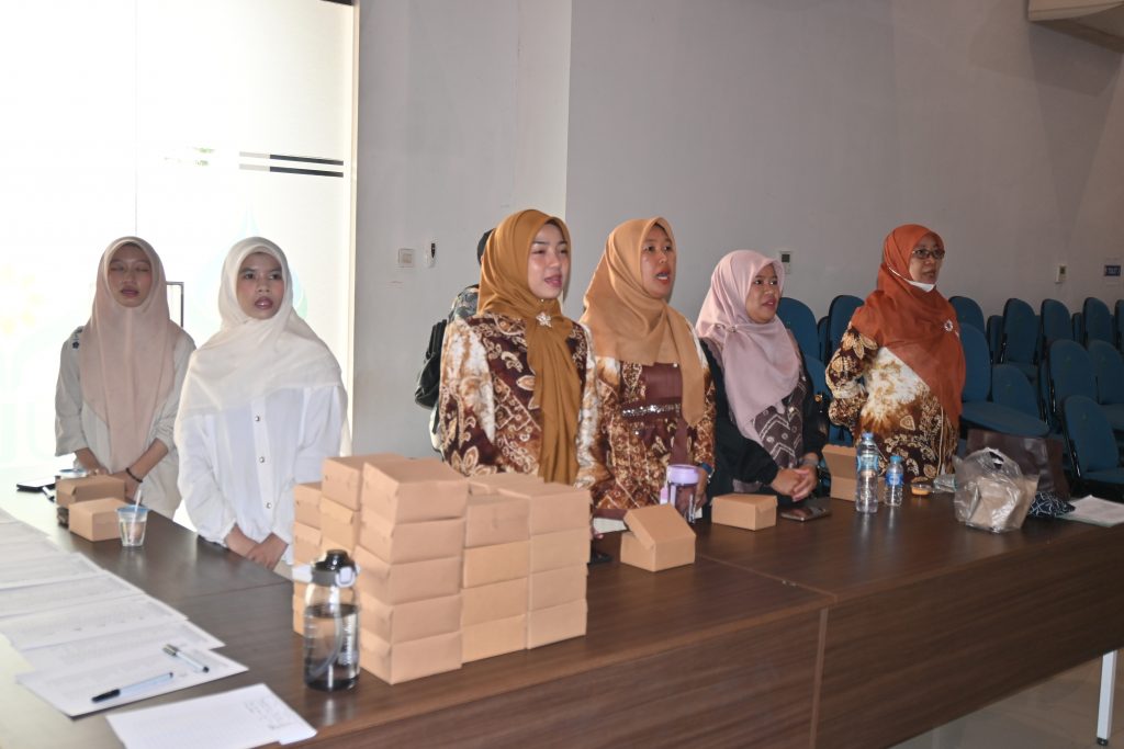 Tim panitia di meja registrasi.