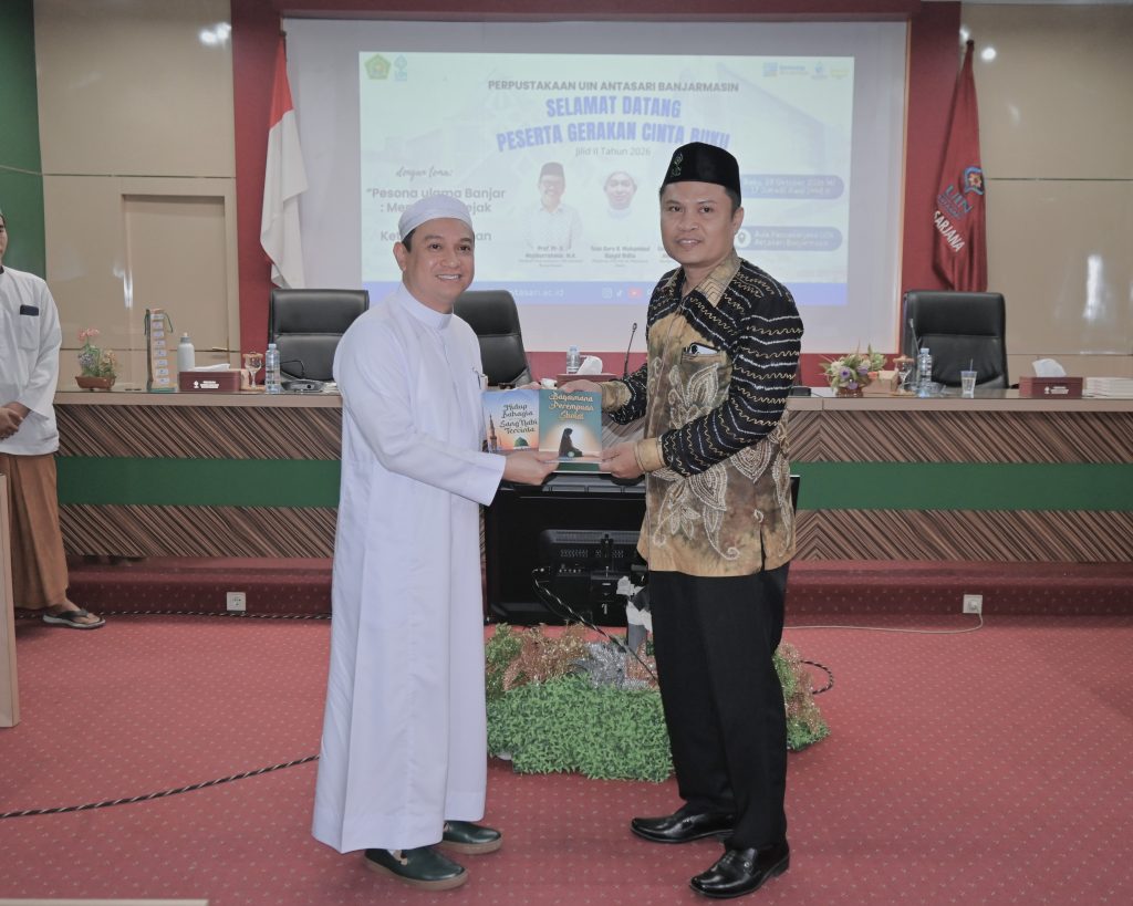 Tuan Guru H. Muhammad Rasyid Ridho saat menyerahkan karya-karya para santri.