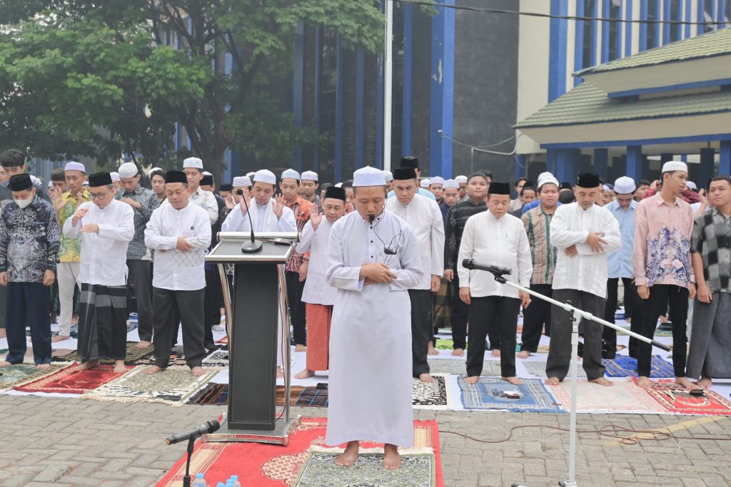 Ustaz Hafiz Mubarak, S.Th.I., M.Pd.I. saat mengimami salat.