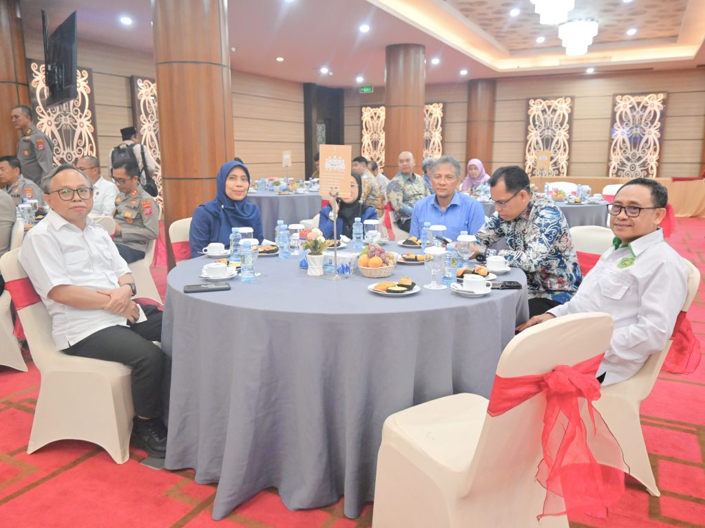 Wakil Rektor Dr. Irfan Noor, M.Hum. dan Wakil Rektor Dr. Muhdi, M.Ag. saat hadir di tempat acara.