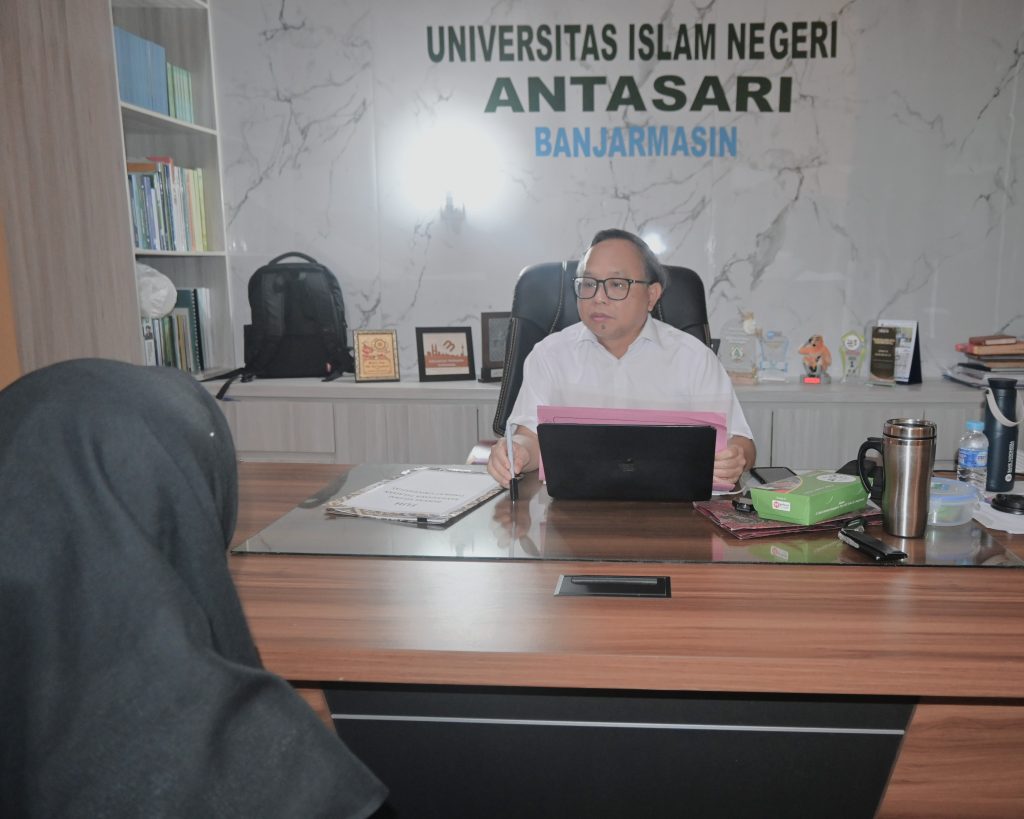 Wakil Rektor Dr. Irfan Noor, M.Hum. saat menyeleksi peserta.